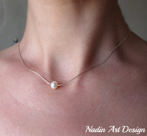 Floating pearl necklace 