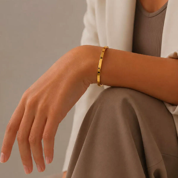 ELEGANT_GOLD_BANGLE_WITH_ENGRAVED_BRACELET