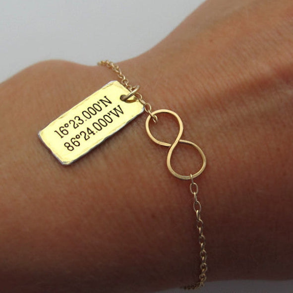 Pendant engraved gold infinity bracelet