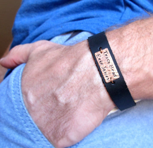 Plate engraved leather bracelet