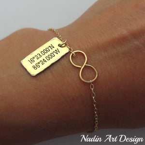 Pendant engraved gold infinity bracelet